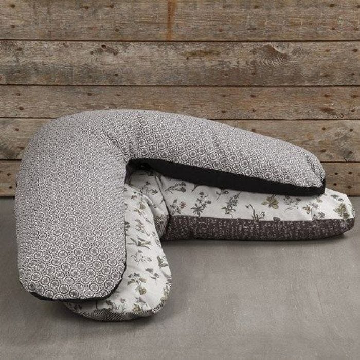 Un coussin d'allaitement fait avec du tissu de coton bio de Vivi Gade