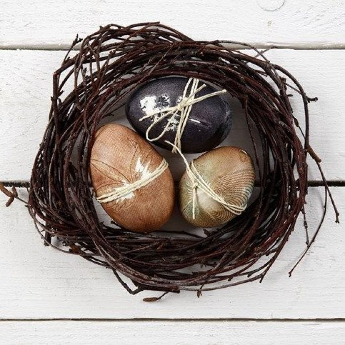 Véritables oeufs avec couleurs décoratives et ficelle de papier