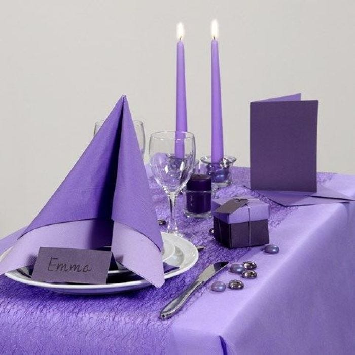 Inspiration pour fêtes avec décoration de table violette