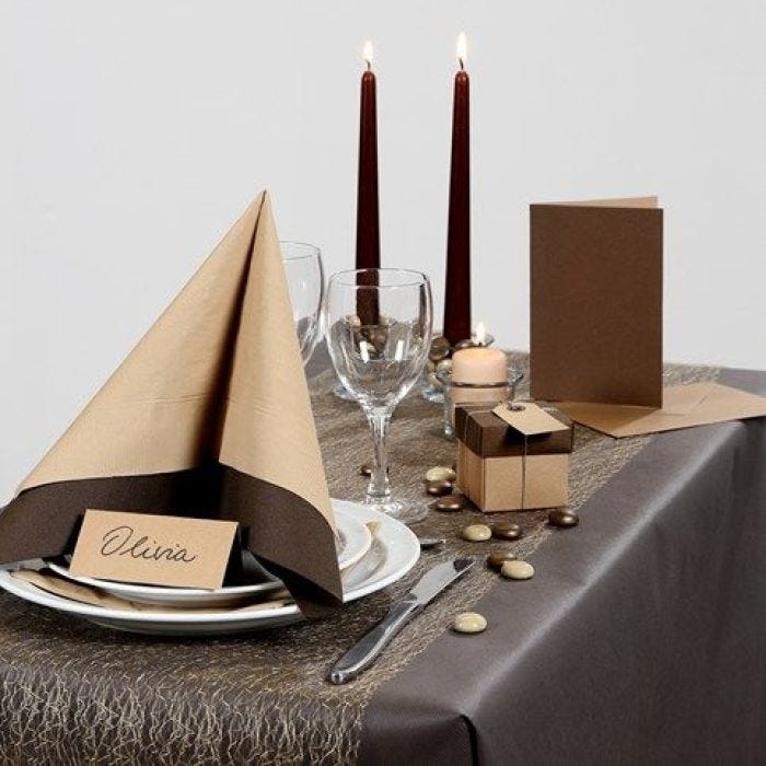 Inspiration pour fêtes avec décoration de table marron