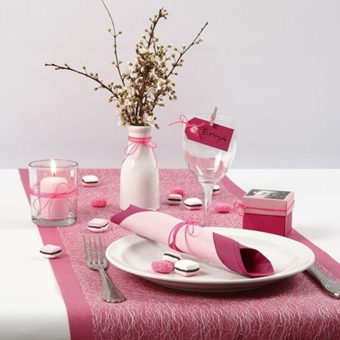 Une table pour la communion d'une jeune fille en rose et blanc