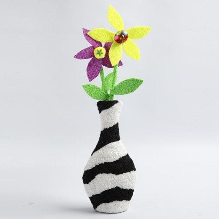Un vase décoré de papier-mâché avec des fleurs en pâte à modeler Foam Clay