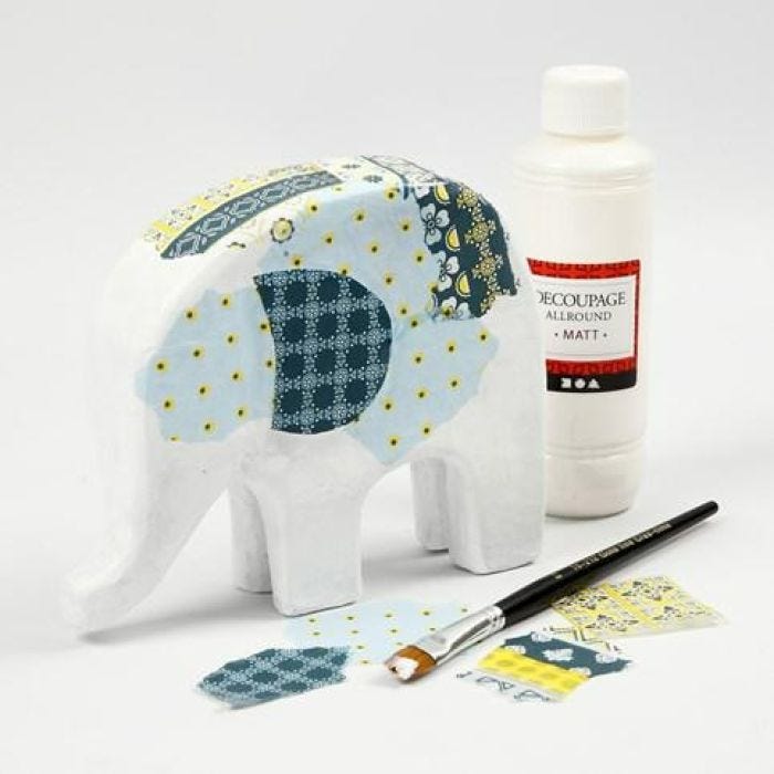 Un éléphant en papier mâché avec du papier de découpage