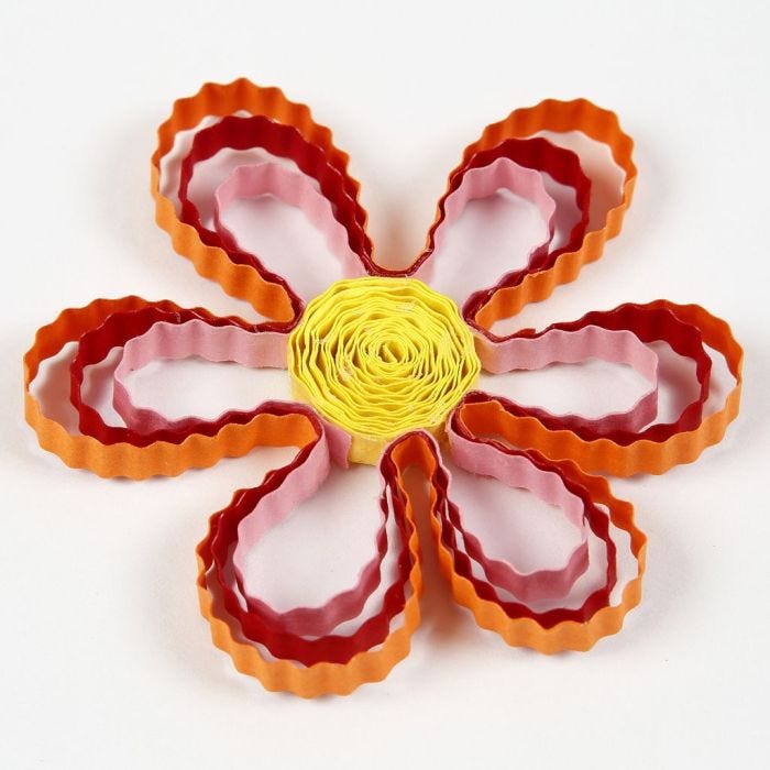 Une fleur Quilling faite avec des bandes de papier ondulées