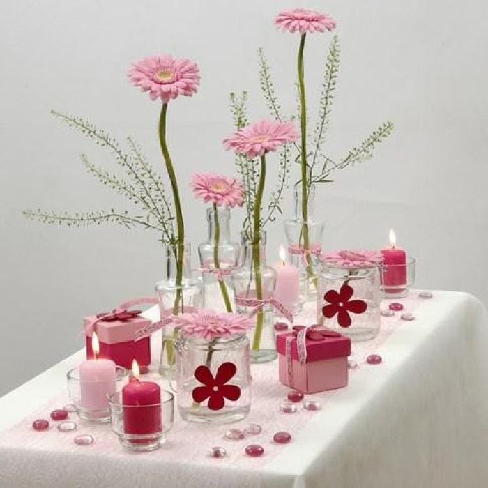 Des décorations de table dans le blanc et le rose