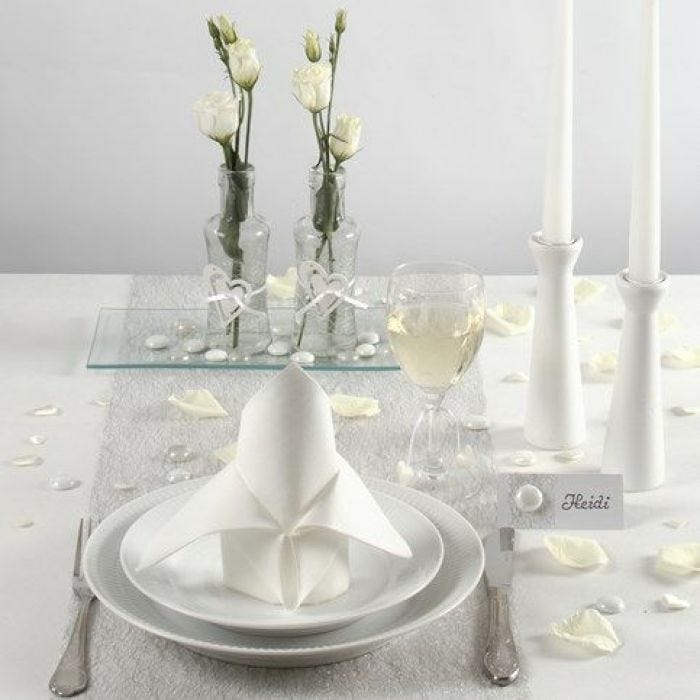 Décorations de table tout en blanc