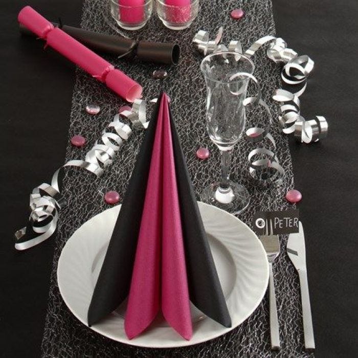 Des décorations de table en noir et rose