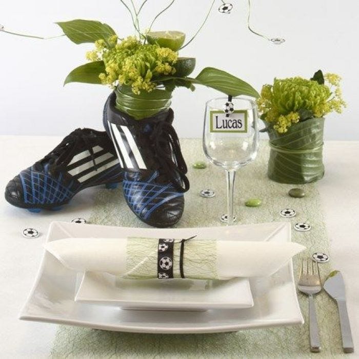 Une décoration de table blanche et verte avec une touche sportive