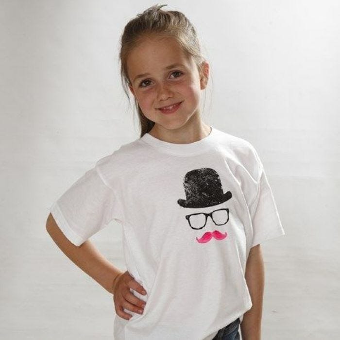 Un T-Shirt avec un chapeau, des lunettes et une moustache