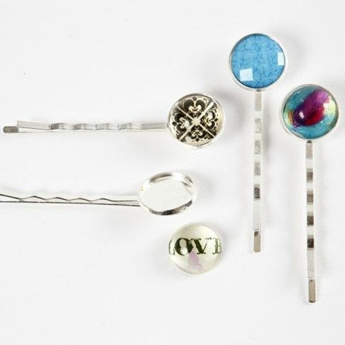 Une épingle à cheveux avec un Cabochon