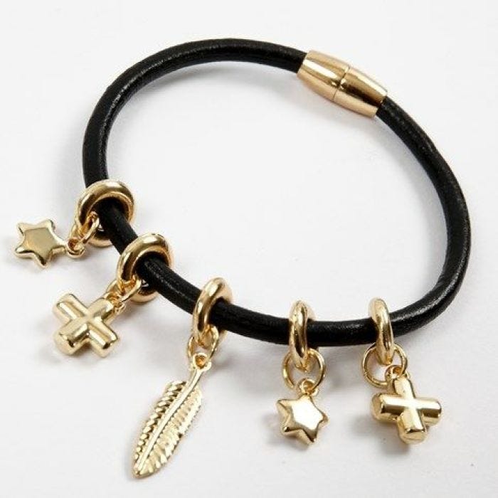 Un bracelet en vrai cuir avec des breloques dorées et un fermoir magnétique