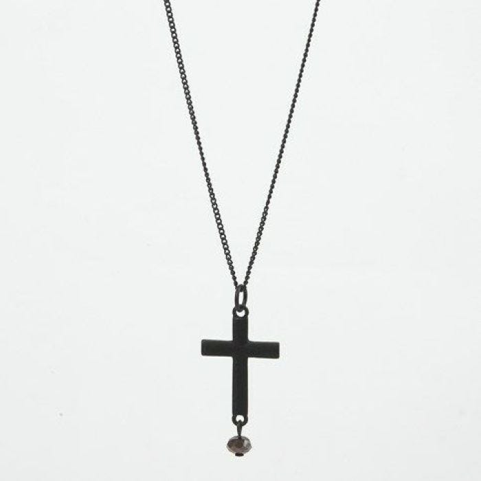 Un long collier noir avec un pendentif