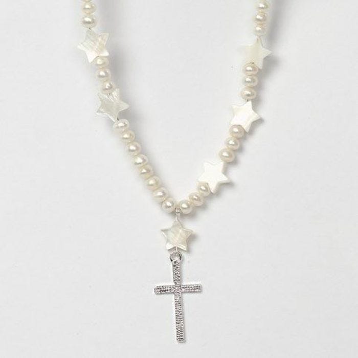 Un collier fait avec un morceau de fil métallique décoré de perles blanches et d'une croix