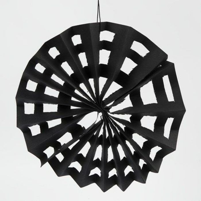 Une toile d’araignée en papier kraft noir