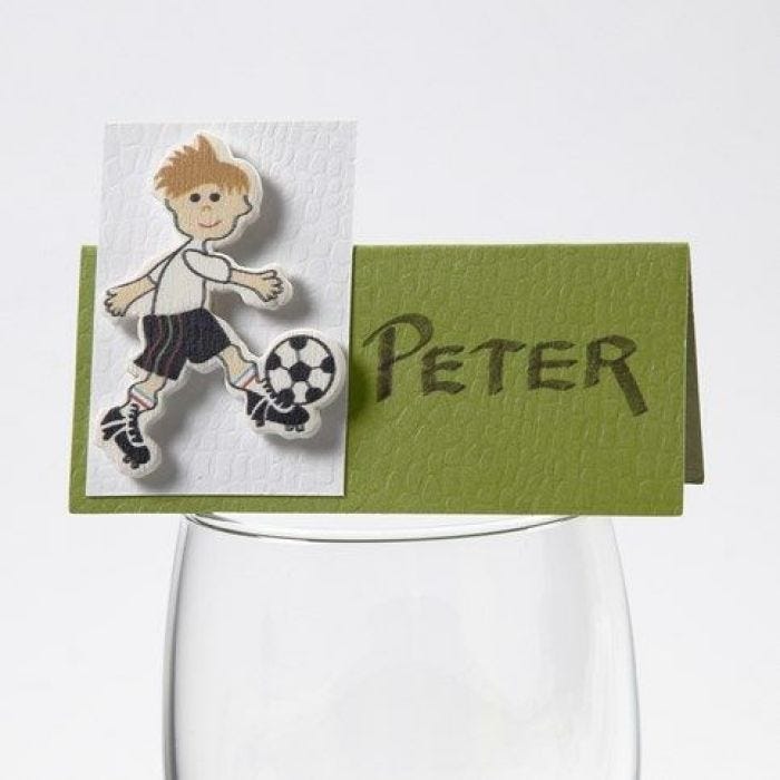 Un autocollant de footballeur en bois vernis sur un marque-place de la collection Happy Moments