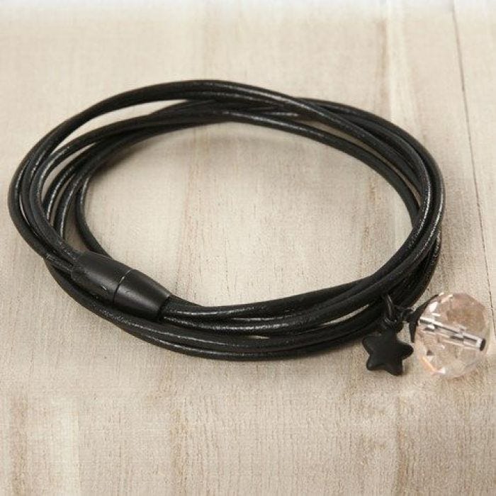 Un bracelet réalisé avec une corde en cuir doublée avec une étoile et une perle à facettes décoratives