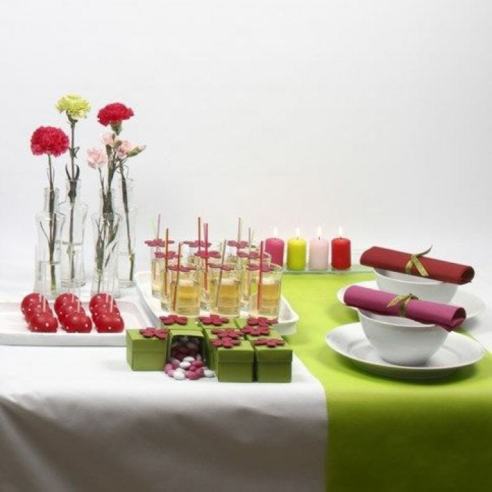 Décoration de table estivale - boîtes décorées et gâteaux artificiels