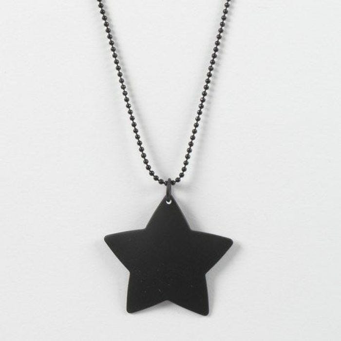 Un collier en chaîne de perles de métal noir avec un étoile en métal comme pendentif