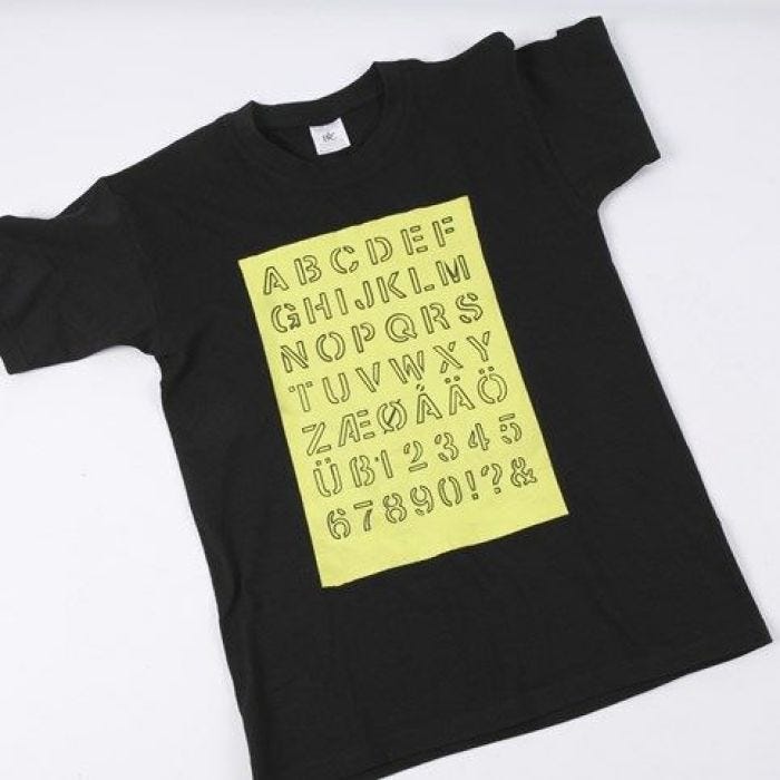 Un T-Shirt avec l'alphabet dessiné sur une surface peinte