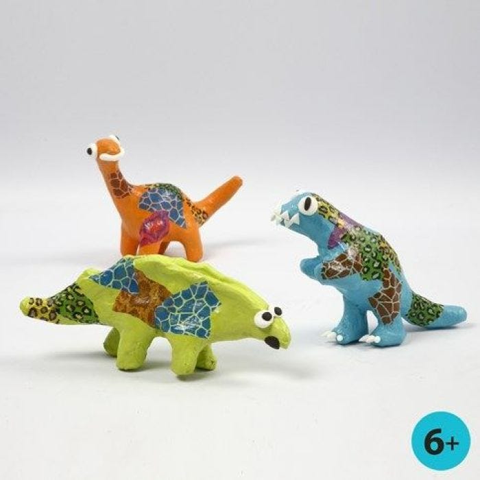 Dinosaures en Papier-Mâché, peints et décorés avec papier découpage