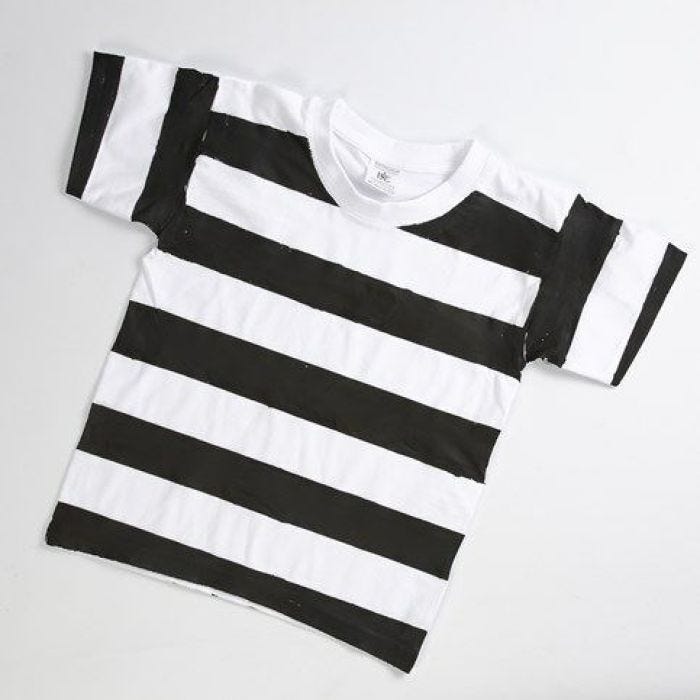 Un uniforme de prison fait à partir d'un T-shirt blanc sur lequel sont peintes des bandes noires