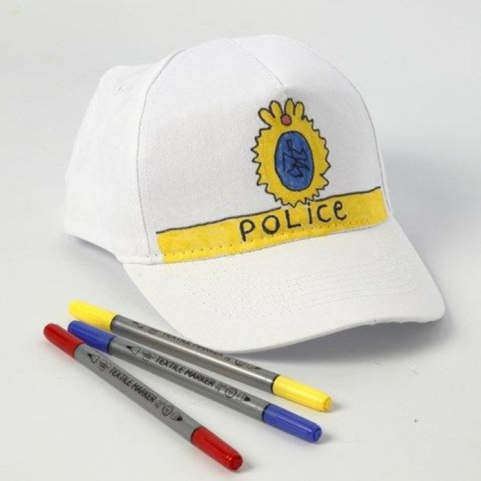 Une casquette décorée de l'insigne de la police