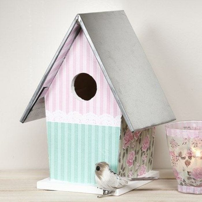 Een vogelhuis met zinken dak met Vivi Gade decoupage papier