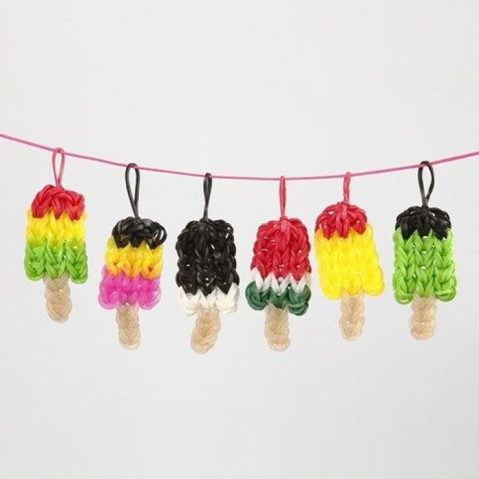 Des petites glaces à l'eau faites avec des élastiques Rainbow Loom