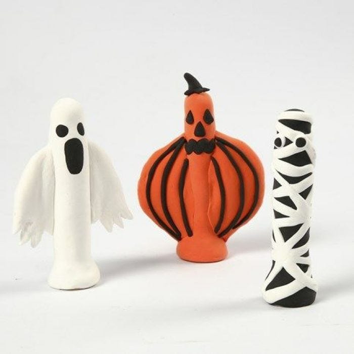 Des formes pour Halloween faites en pâte Silk Clay sur des pinces à linge