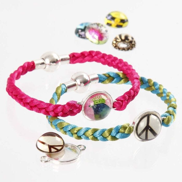 Des bracelets confectionnés avec quatre cordons de satin tressés et avec un cabochon au milieu