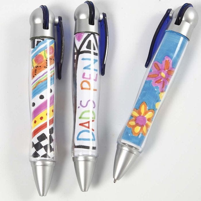 Stylos avec des dessins sous un couvercle transparent