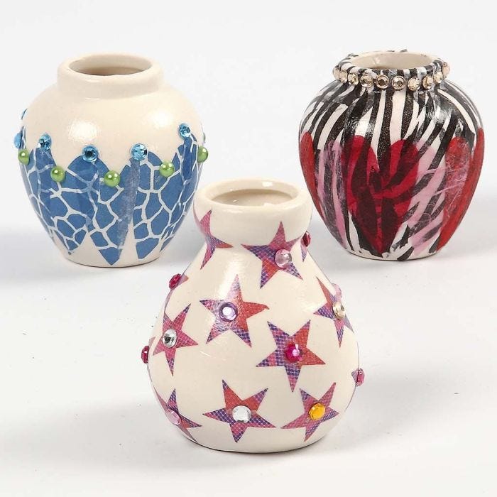 Un vase en terre cuite décoré avec la technique du découpage et des pierres de strass