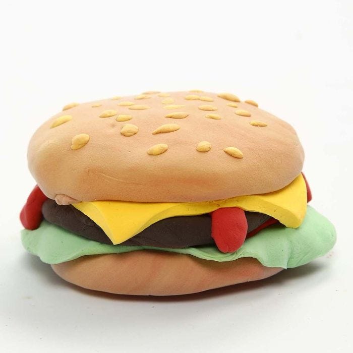 Een magneet met een burger van Silk Clay