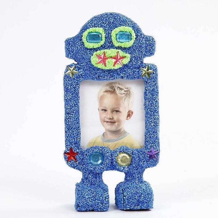 Un cadre photo en forme de robot, recouvert avec de la pâte Foam Clay