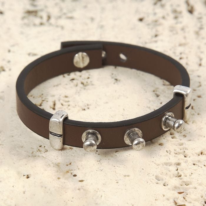Un bracelet en cuir décoré de clous en métal
