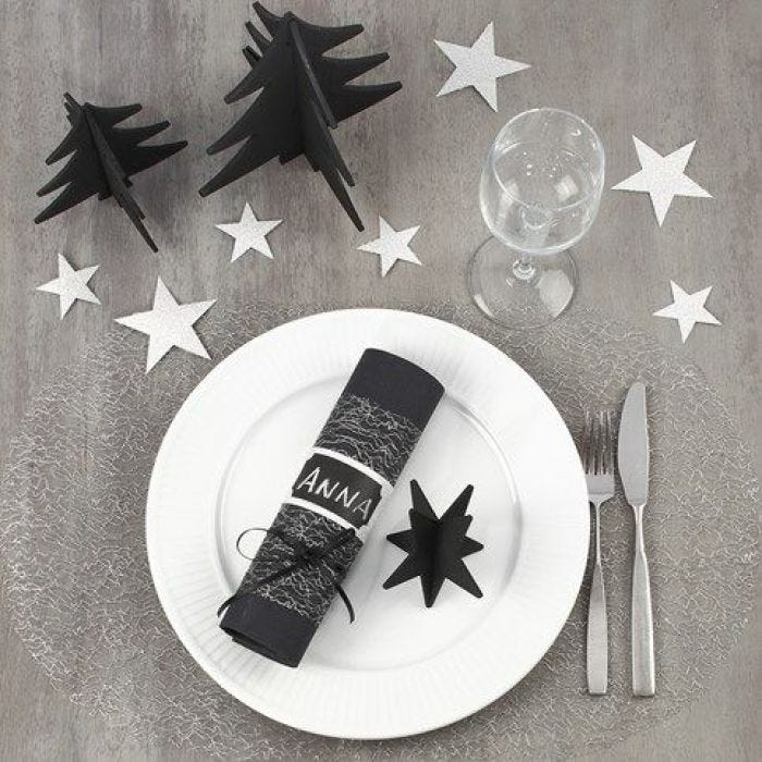 Décoration d'une table de Noël noire et argentée