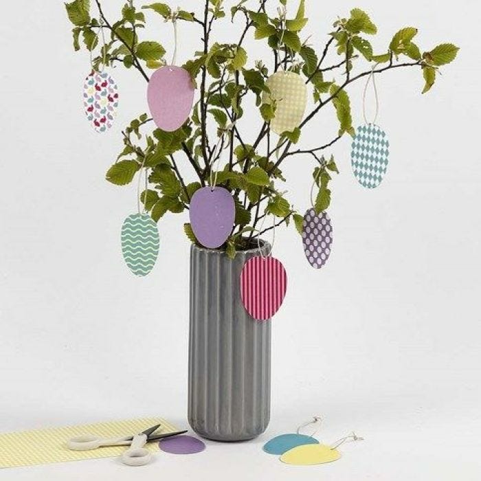 Des oeufs décoratifs à suspendre faits à partir de papier cartonné à motifs