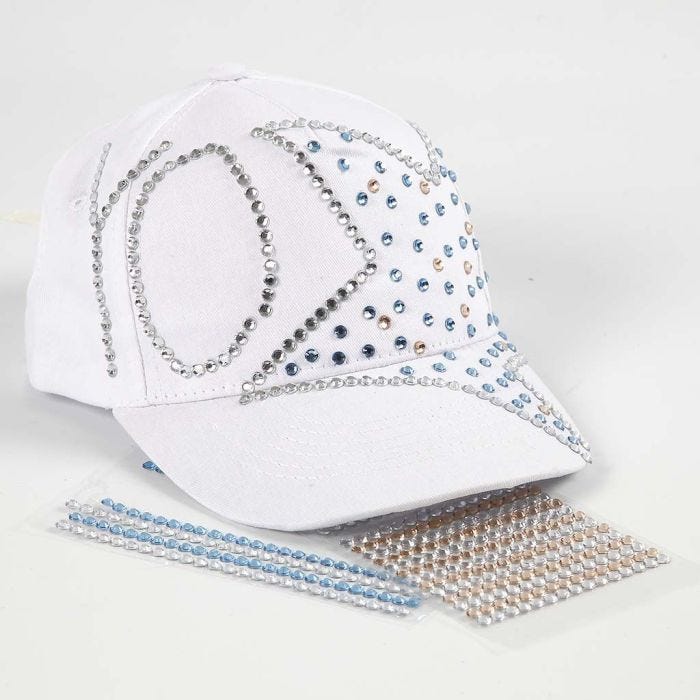 Une casquette avec un signe et un dessin en pierre de strass