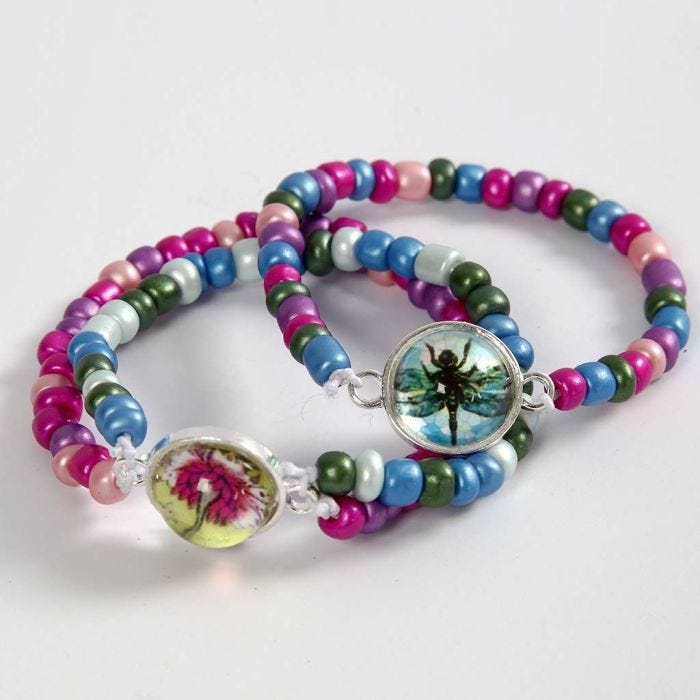 Des bracelets de perles rocaillee avec un cabochon au milieu