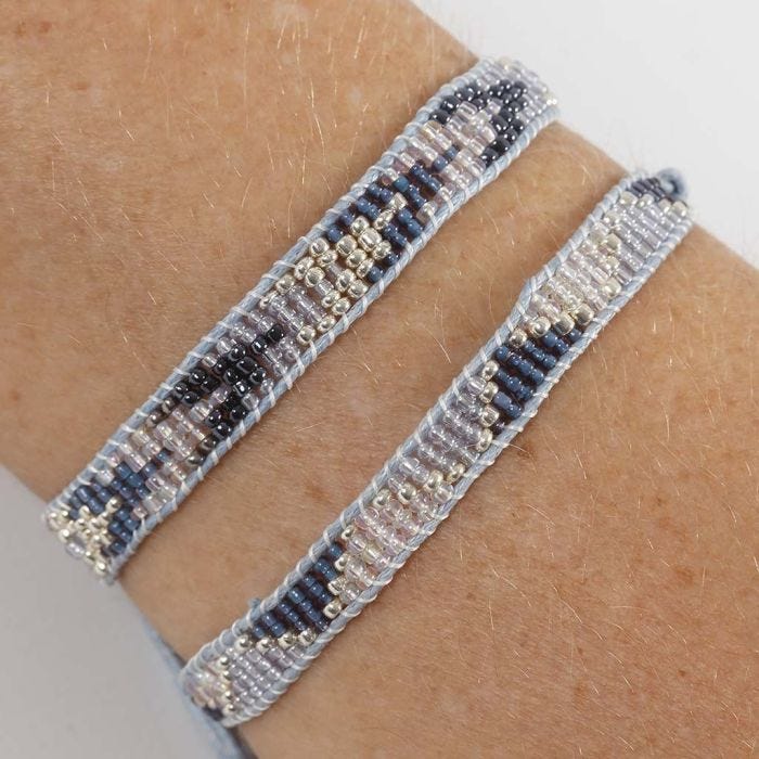 Un bracelet tressé avec des perles rocailles