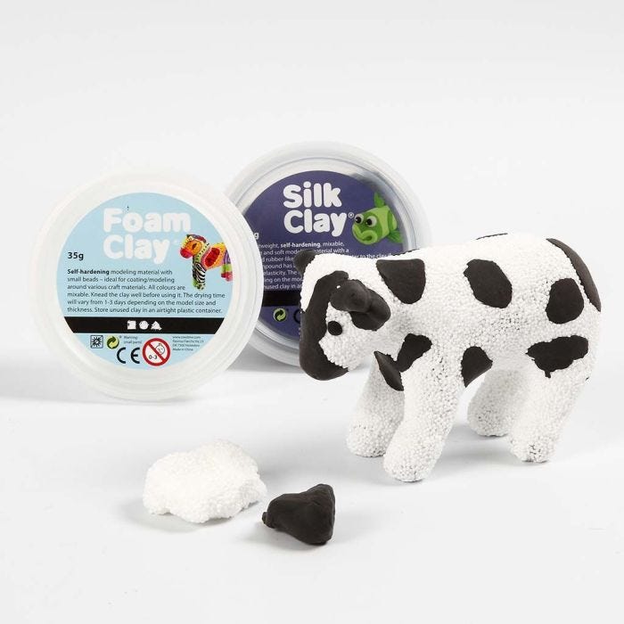 Une vache en papier mâché décorée avec les pâtes Foam Clay et Silk Clay