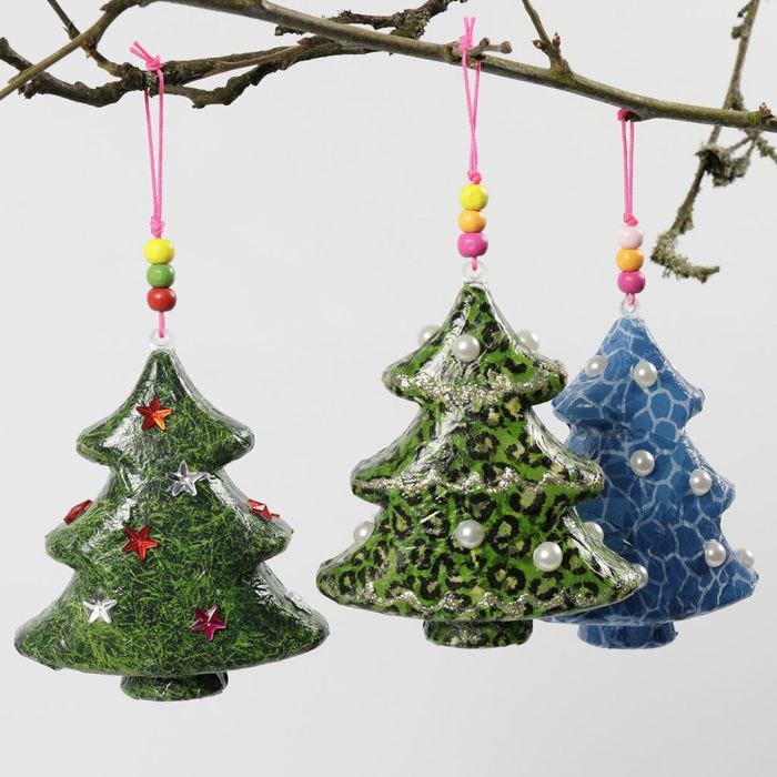 Kerstboom met decoupage en decoraties