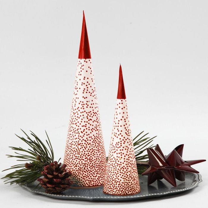 Un sapin de Noël en forme de cône placé sur une bougie chauffe-plats à LED