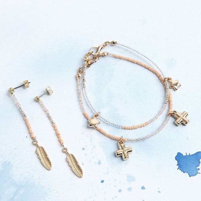 Bracelets et boucles d'oreilles avec pendentifs