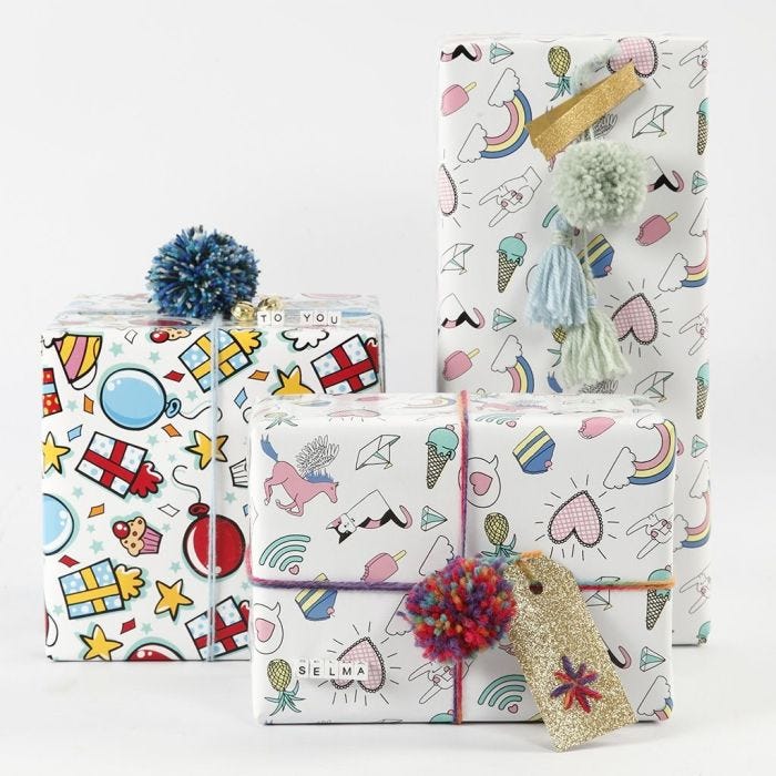 Inpakken met cadeaupapier, garen en decoraties