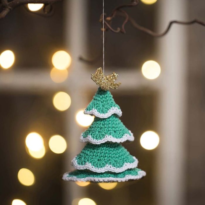Un sapin de Noël crocheté avec du fil de coton et du fil doré