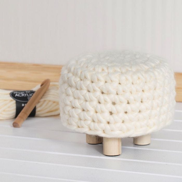 Une housse de pouf crochetée avec de la laine Chunky XL