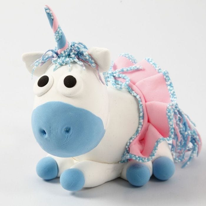 Une licorne en pâte Silk  Clay avec une jupe