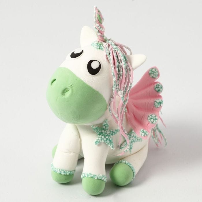 Une licorne en pâte Silk Clay avec des ailes