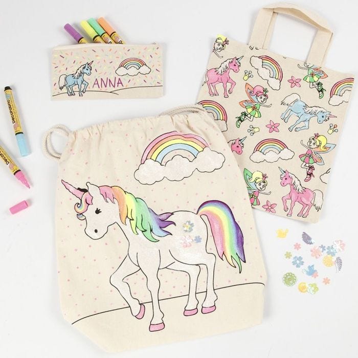 Une trousse licorne, une sac de course et un sac à chaussures décorés avec des marqueurs textiles, des paillettes et des sequins